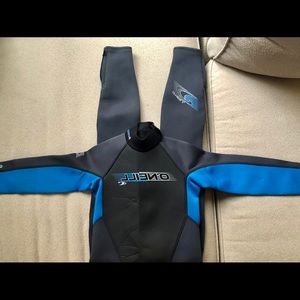 Surf suit for kids size 8 / runs small